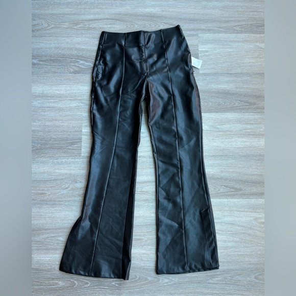Abercrombie & Fitch Vegan Leather Pants. Size S Short. Nearly new condition. - Picture 4 of 6